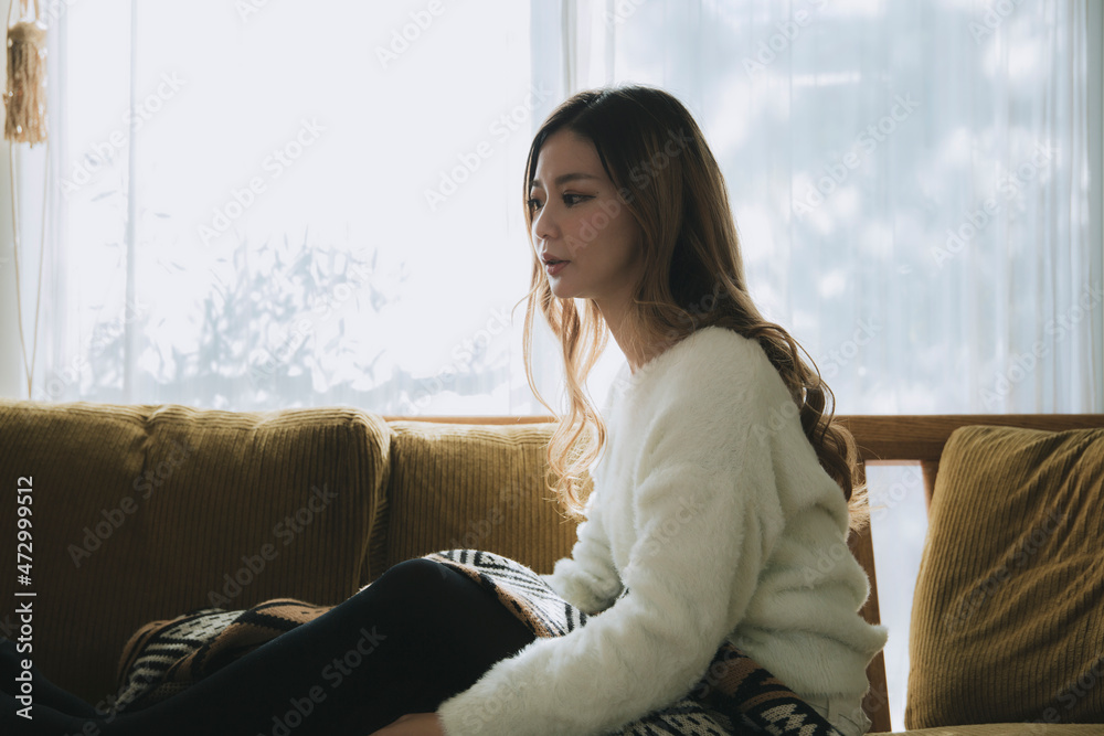 Fototapeta premium ソファの上で考える女性