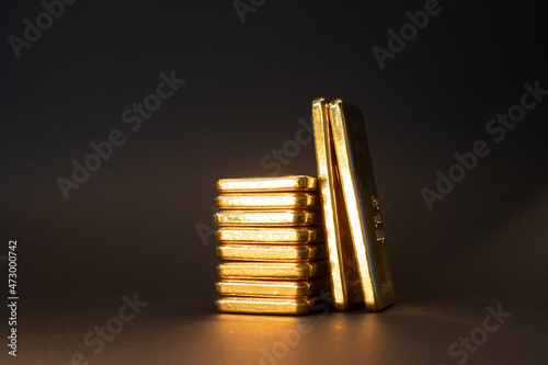 Obraz na plátně Gold bullion bar on dark background