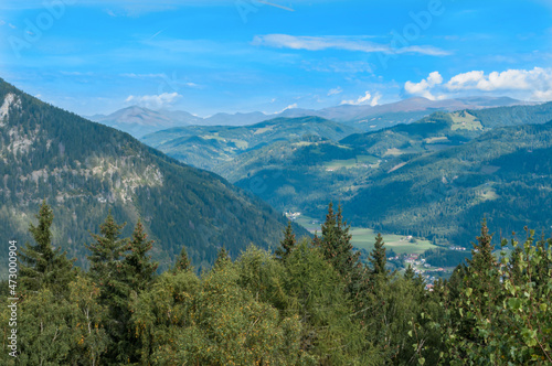 Bergige Landschaft in Österreich.  Blick von einem hochgelegenen Punkt auf  eine Gebirgskette. Sonniger Herbsttag © lucky  photographer