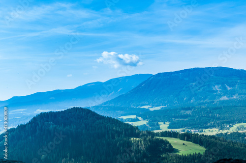 Bergige Landschaft in Österreich.  Blick von einem hochgelegenen Punkt auf  eine Gebirgskette. Sonniger Herbsttag