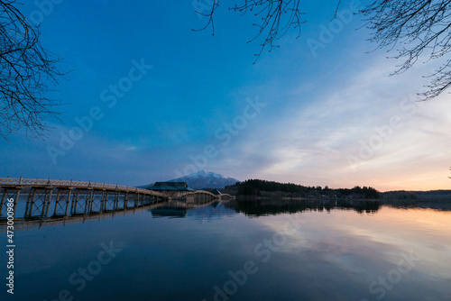 青森の長い木造橋と池のリフレクション