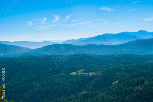 Bergige Landschaft in Österreich. Blick von einem hochgelegenen Punkt auf eine Gebirgskette. Sonniger Herbsttag