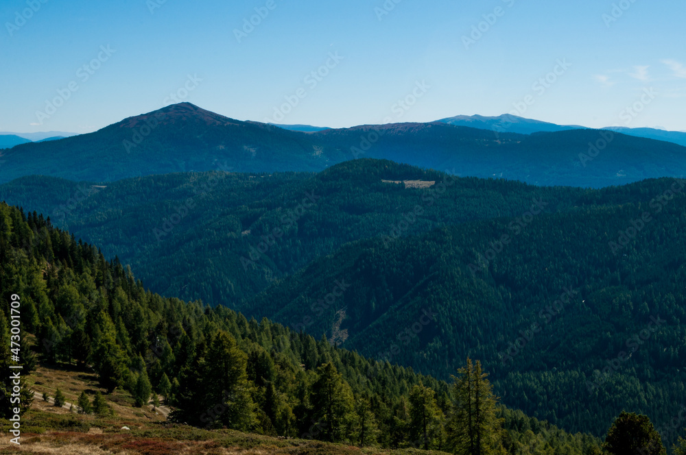 Bergige Landschaft in Österreich. Blick von einem hochgelegenen Punkt auf eine Gebirgskette Bergige Landschaft in Österreich. Blick von einem hochgelegenen Punkt auf eine Gebirgskette