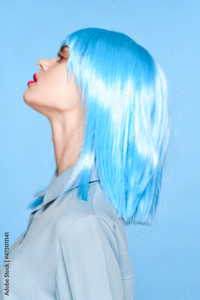 Naklejka premium woman in port wig bright makeup red lips posing