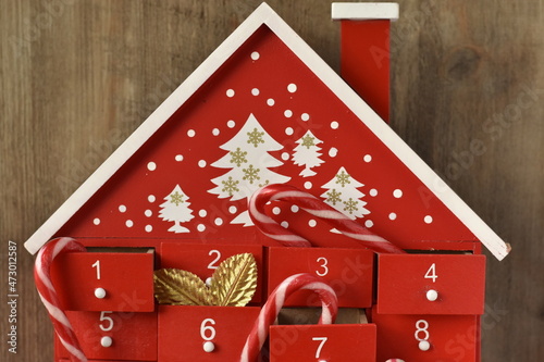 toit du calendrier de l'avent avec sucre d'orge et feuille dorée