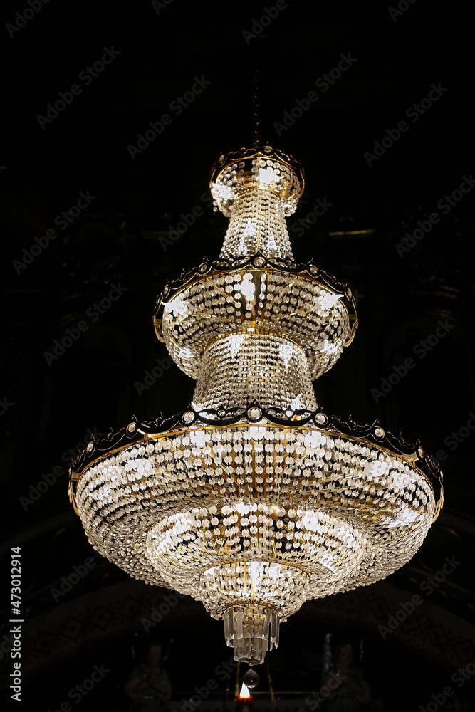 Obraz premium A large beautiful chandelier hung in the temple.