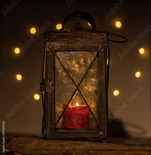 Alte Laterne mit Kerze im Dunkeln photo