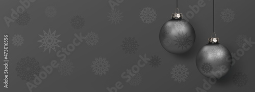 Glänzende Silberfarbene Weihnachtskugeln am Band vor einem Hintergrund mit Sc...