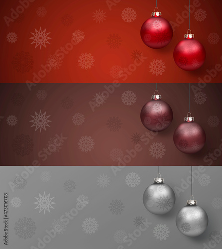 Glänzende Rote und Grüne Weihnachtskugeln am Band vor einem Hintergrund mit S...