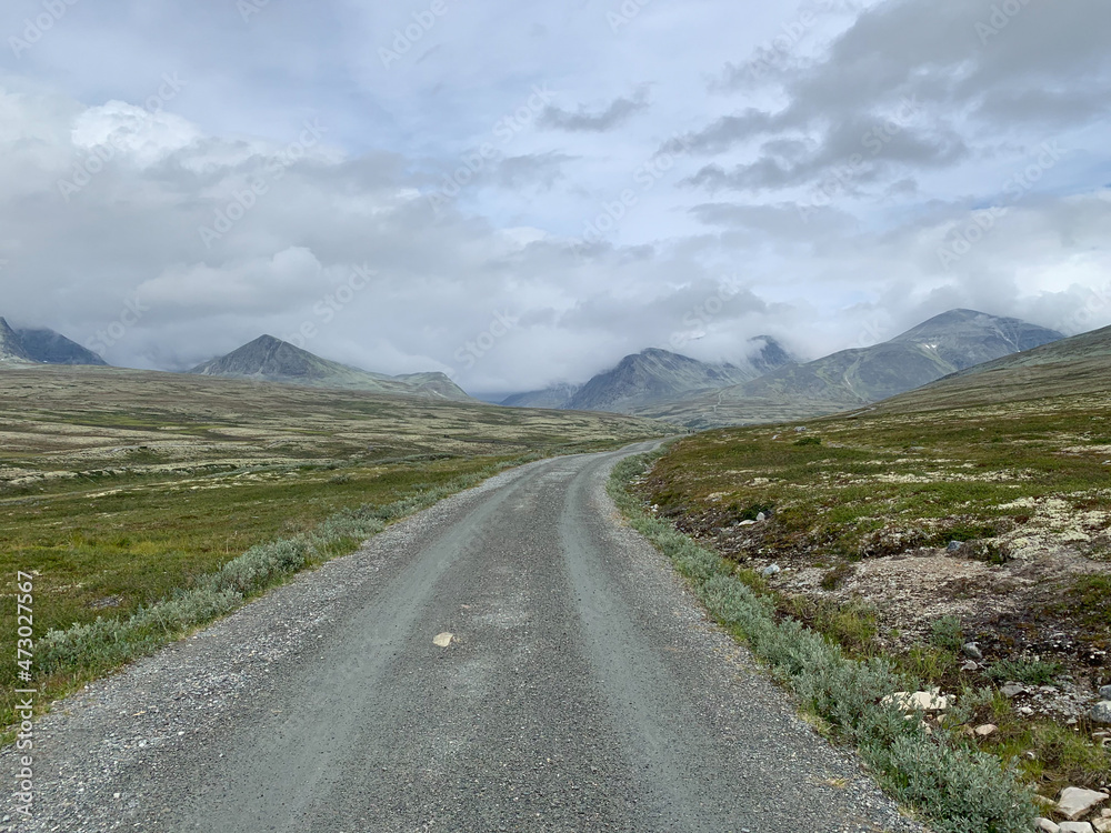 Naklejka premium Rondane Berge mit Wanderweg