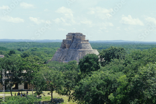 Piramide Maya immersa nel verde nello Yucatan Messico photo