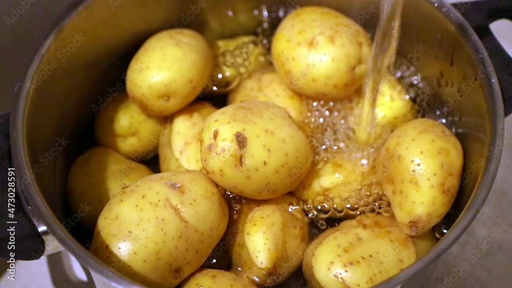 Kartoffeln kochen im Topf