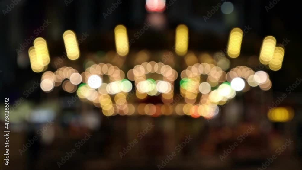 Die bunten Lichter des karussel auf der Kirmes sind schön anzusehen