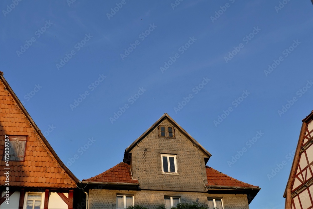 Hausgiebel mit Himmel am Marktplatz in Spangenberg