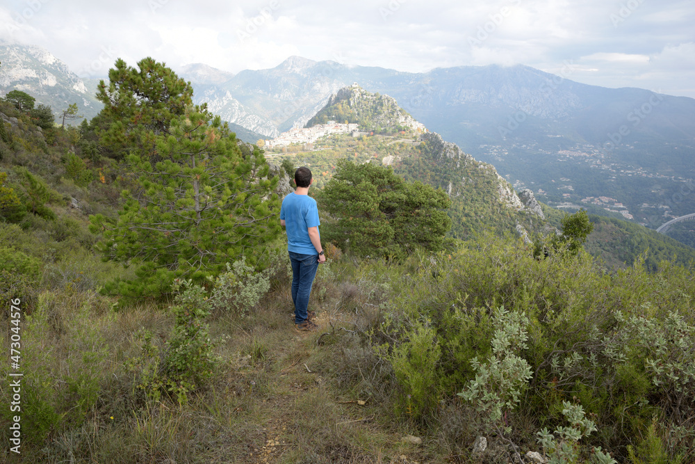 un randonneur sur une colline dans la forêt en montagne 