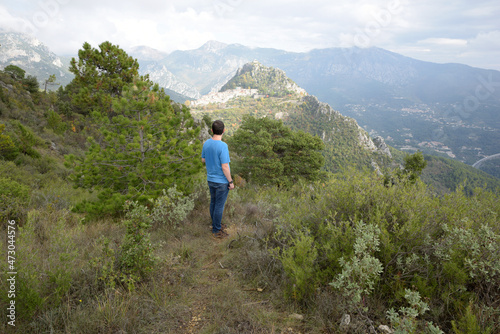 un randonneur sur une colline dans la forêt en montagne 