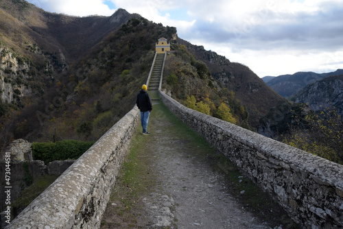 Un homme se trouvant devant le chemin de la Chapelle Notre-Dame de la Menour - Alpes-Maritimes