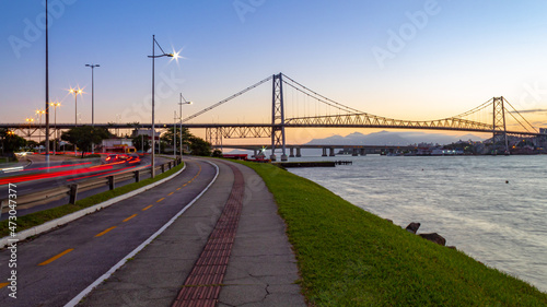fim de tarde em Florianópolis e a avenida Beira-Mar Norte com as luzes do trafego de carros e a Ponte Hercílio Luz , Florianopolis, Santa Catarina, Brasil
