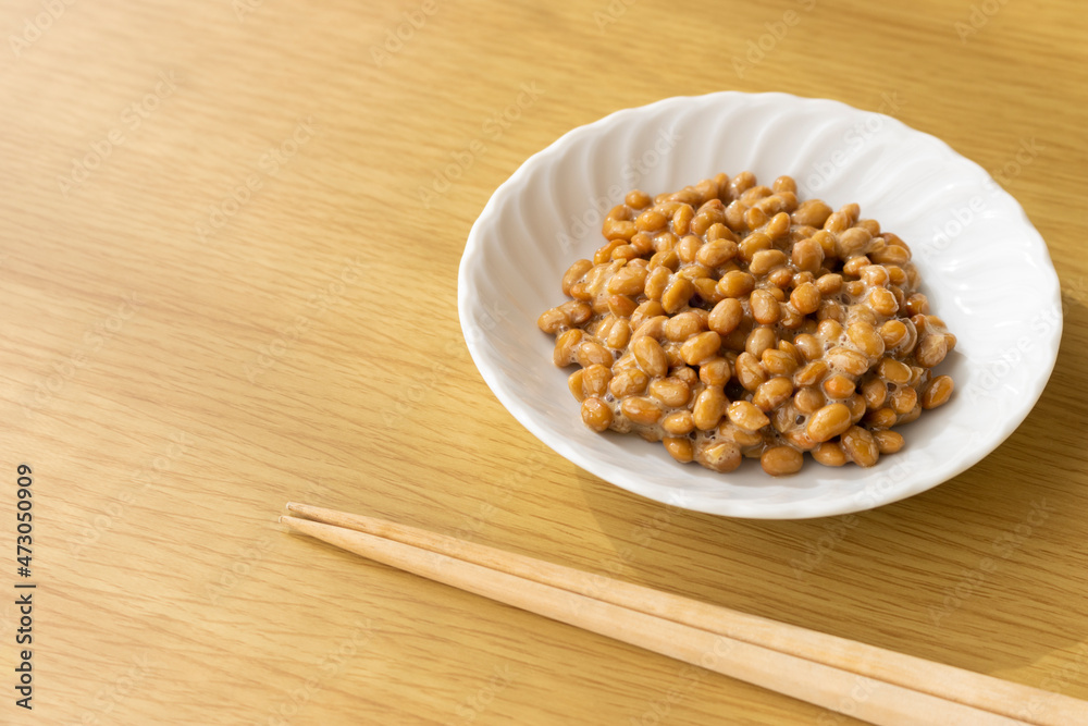 皿にのせた小粒納豆 皿にのせた小粒納豆