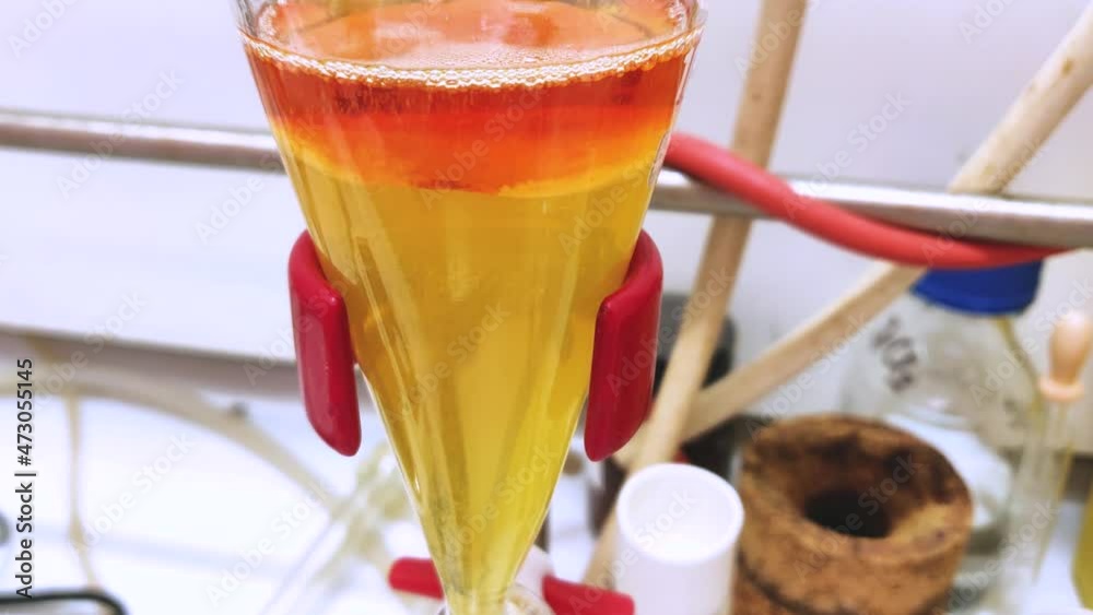 Video „Separation of organic layer and water layer in separating funnel