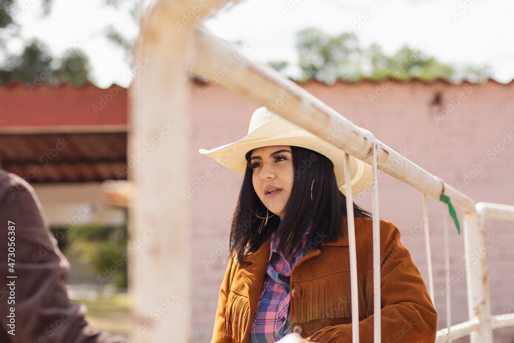 Obraz premium Portrait of a young cowgirl in a ranch