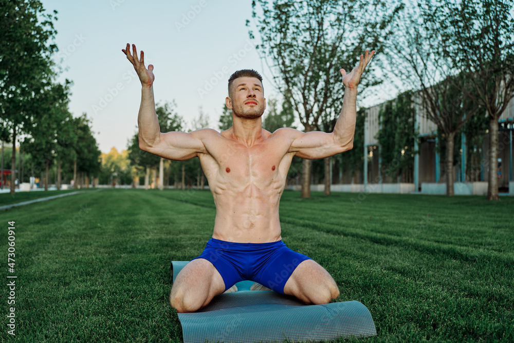 Obraz premium sports muscular man doing fitness crossfit in the park