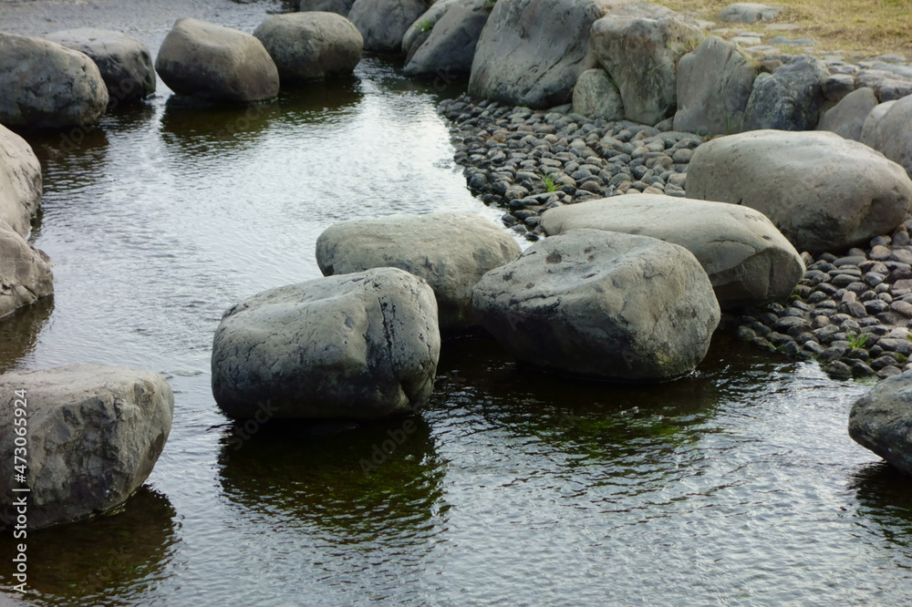 Fototapeta premium 大河の河原に設けられた公園の小川のせせらぎと置石