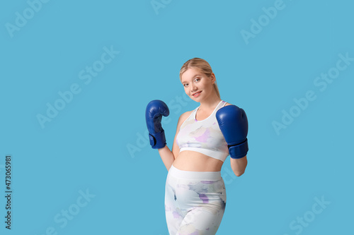 Young pregnant woman in box...