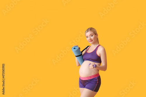 Young pregnant woman with d...