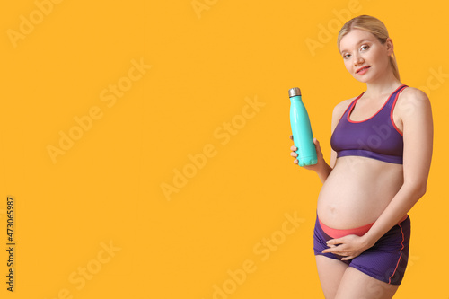 Young pregnant woman with b...