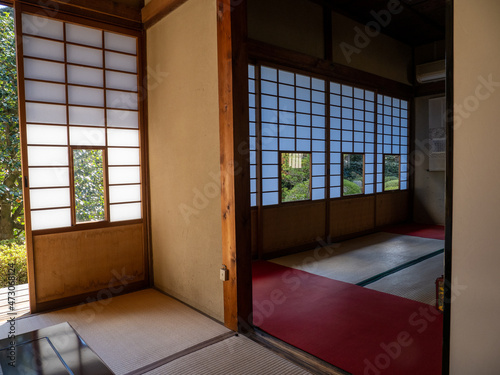 京都 雲龍院 窓から見る紅葉の庭 