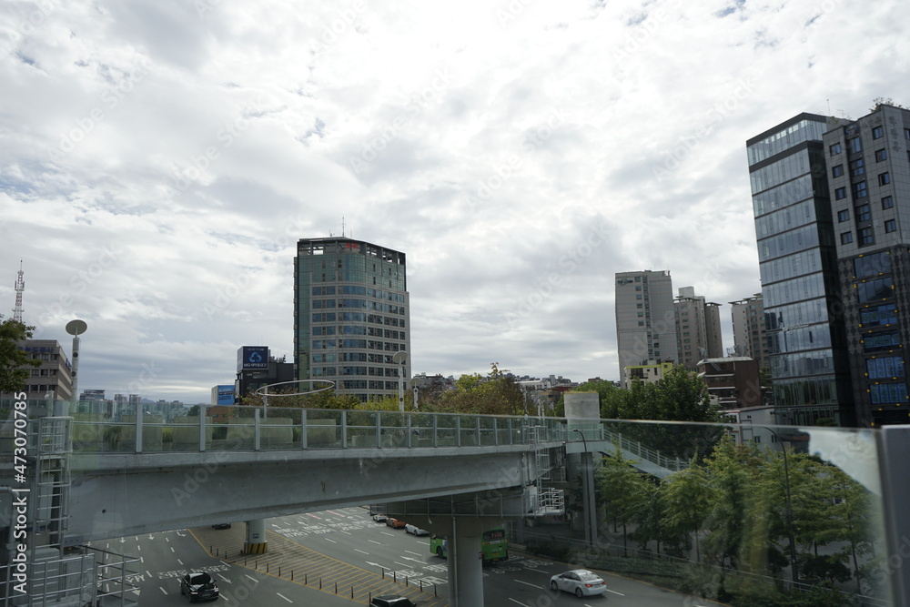 Obraz premium 서울역 고가 도로를 ‘차량길’에서 ‘사람길’로 재생하고, 단절된 서울역 일대를 통합 재생하여 지역 활성화와 도심 활력 확산에 기여하는 사람 중심 도시재생 휴식을 취할 수 있는 사색의공간이며 탁 트인 서울의 모습을 조망할 수 있다