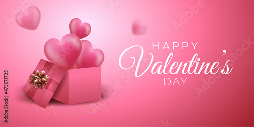 Realistic valentine's day wallpaper with heart out of the gift box