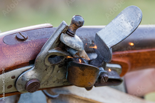 Fotografie flint lock black powder musket with spark