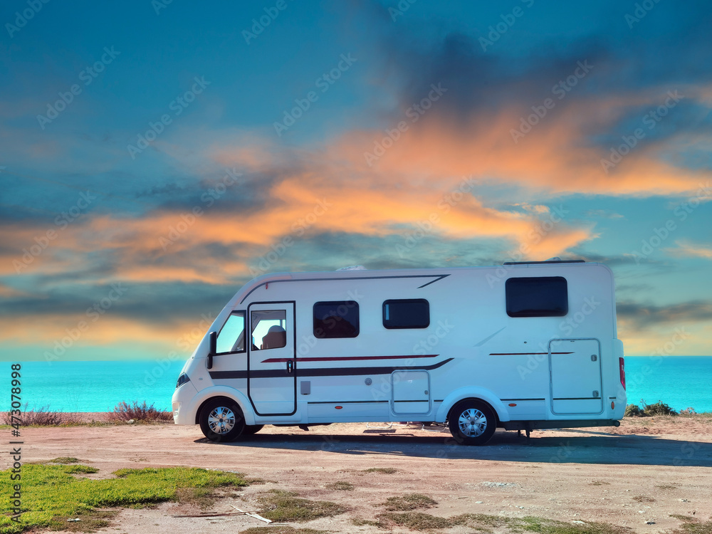 Naklejka premium caravan car by the beach in autumn season sunny day