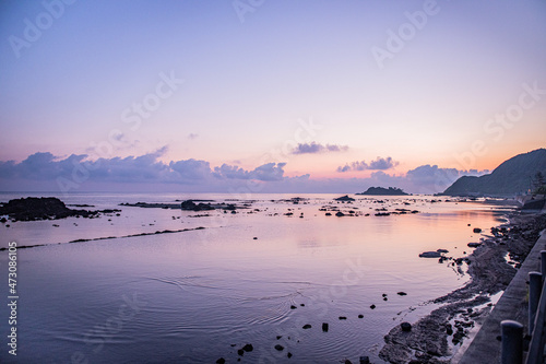 朝焼けの海