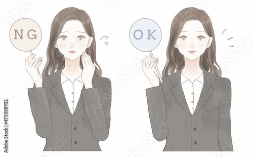OK・NGの札を持つ、スーツを着た女性のセット