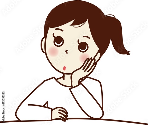 ほおに手を当て、考え事をする若い女性。