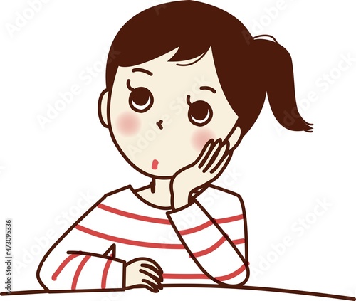 ほおに手を当て、考え事をする若い女性。
