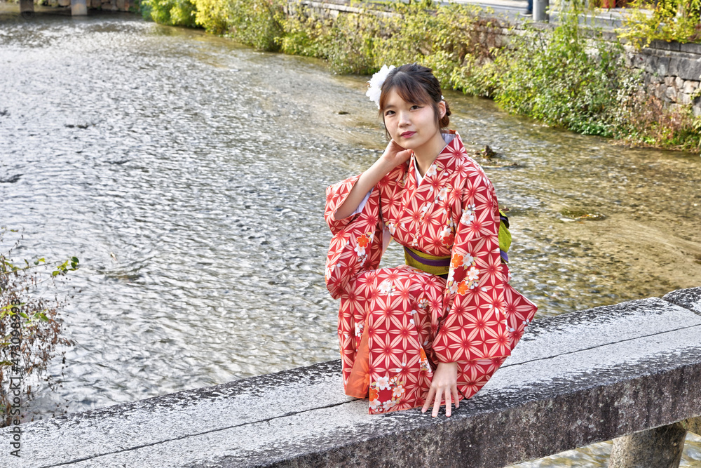一本橋の上でしゃがむ和服の女性 Stock Photo | Adobe Stock