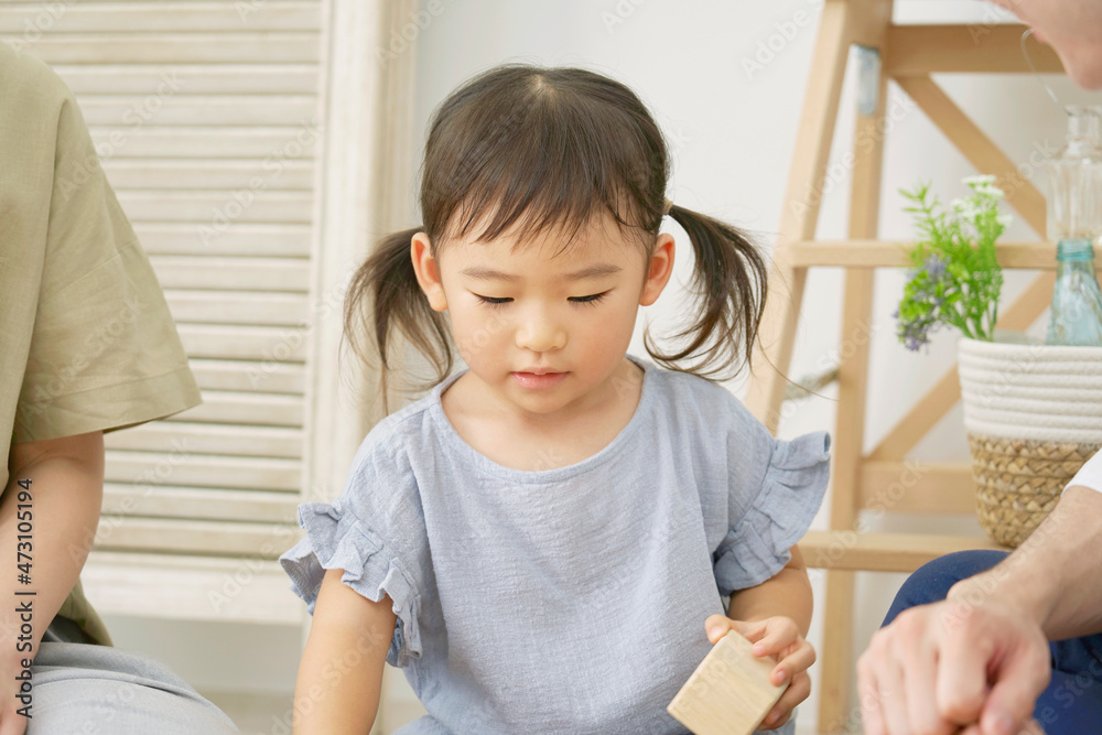 積み木する女の子　リビング