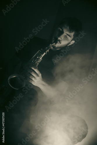 Canvas Print jeune musicien qui joue du saxophone
