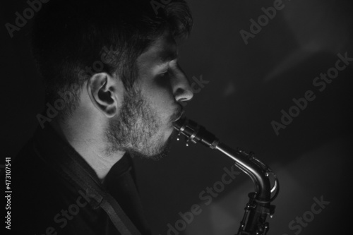 Photography jeune musicien qui joue du saxophone