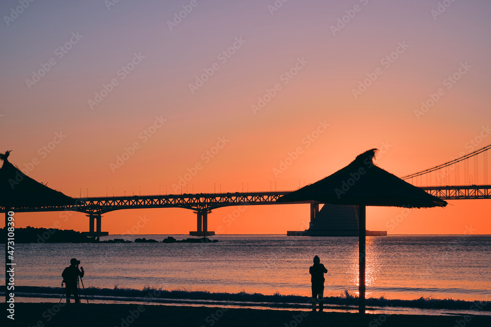 Obraz premium ocean and bridge at sunset, kwang an li beach in Busan
