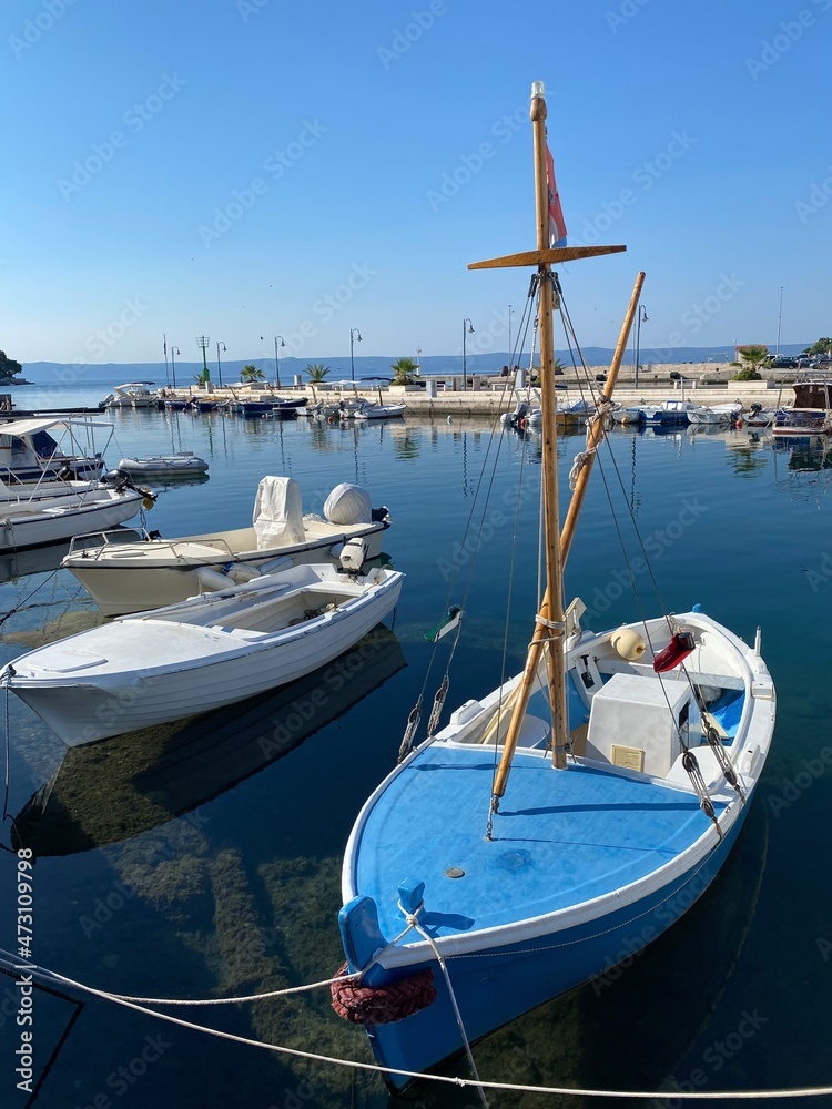 Fototapeta premium Sumartin Insel Brac Dalmatien Kroatien - Fischerdorf Hafen 