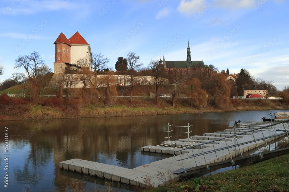 Sandomierz. Widok na zamek w Sandomierzu i przystań rzeczną od strony rzeki Wisły. - obrazy, fototapety, plakaty 