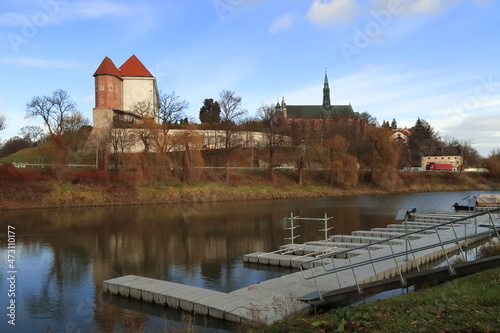 Sandomierz. Widok na zamek w Sandomierzu i przystań rzeczną od strony rzeki Wisły.