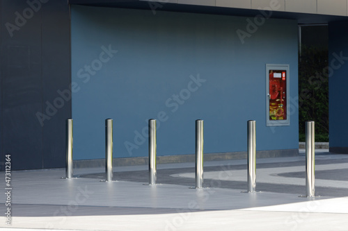 Schilderij op canvas steel bollards in front entrance of the building.