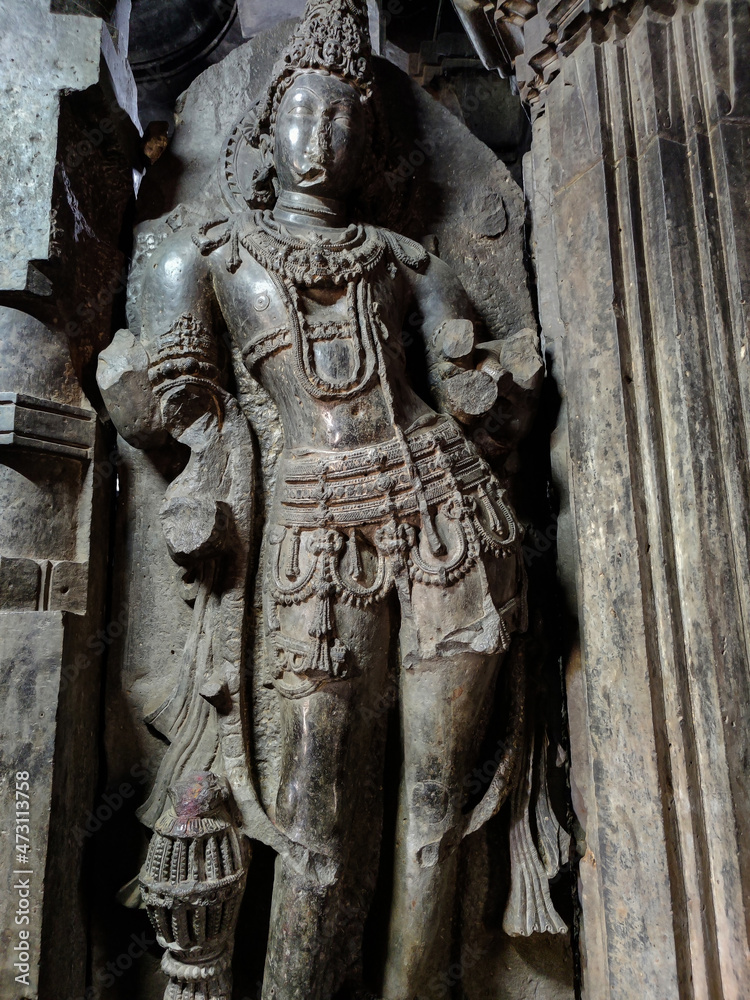 Obraz premium Stock photo of Intricate ruined ancient sculpture of India god or goddess, carved out of black stone in ancient hindu temple, Kopeshwar Mahadev Mandir Khidrapur.
