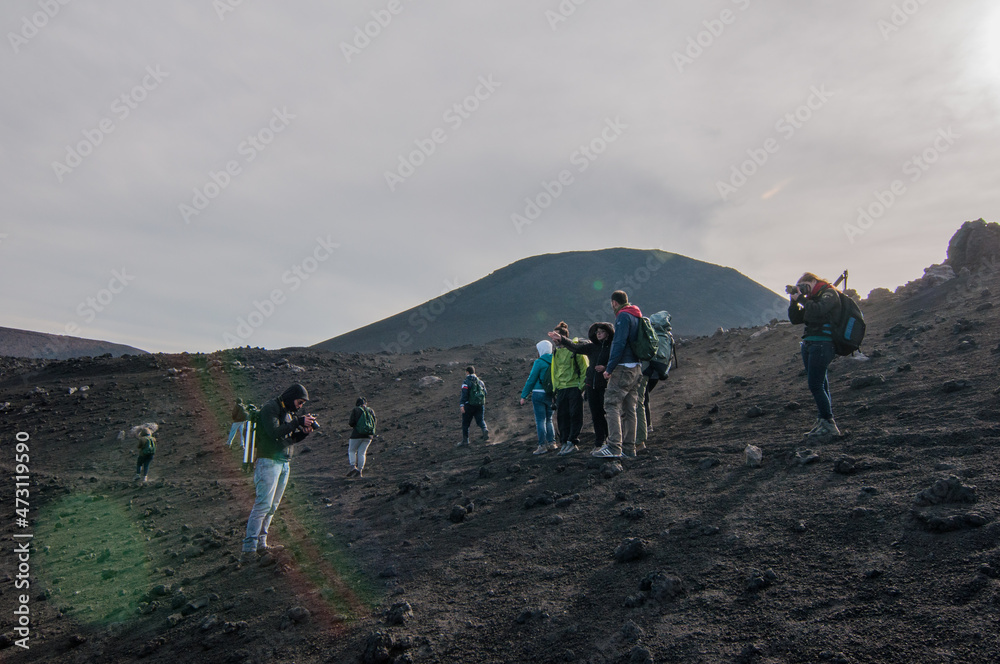 Escursionisti sostano lungo un versante sabbioso del Vulcano Etna